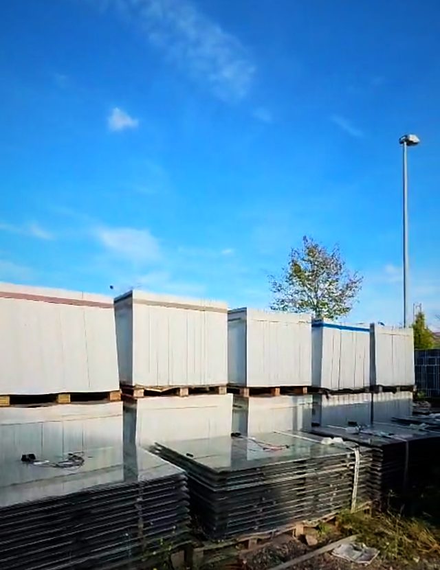 Palettierte Solarmodule auf dem Lagerplatz der MA Handels GmbH